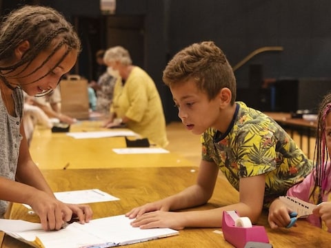 In GC De Muse kan je op woensdag 9 september boeken komen kaften tijdens de boekenkaftdag ‘Ezelsoor’.