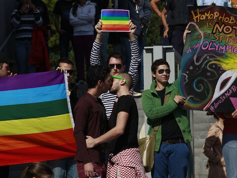 Protest in Athene tegen de antihomowetten in Rusland.