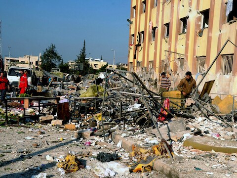 Gisteren kwamen bij explosies op de universiteit van Aleppo 87 mensen om het leven en raakten meer dan 160 mensen gewond.