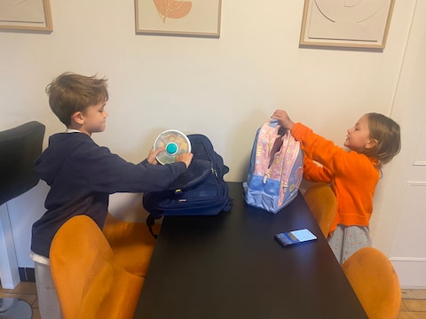 Victor en Elisa zijn klaar voor de eerste schooldag.