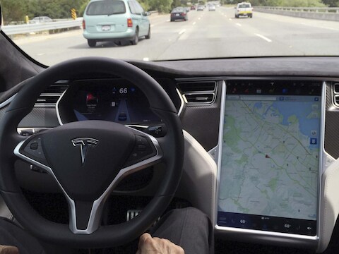Een Tesla Model S met autopilot op.