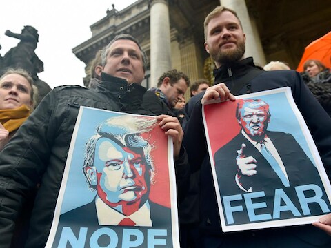 Beeld van het protest vandaag in Brussel tegen het inreisverbod van Trump.