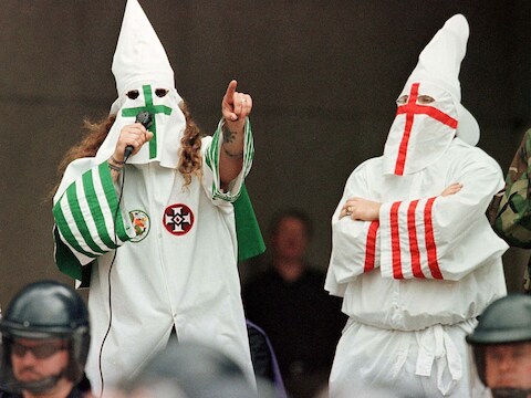 Leden van de Klu Klux Klan tijdens een bijeenkomst in Cleveland, Ohio.