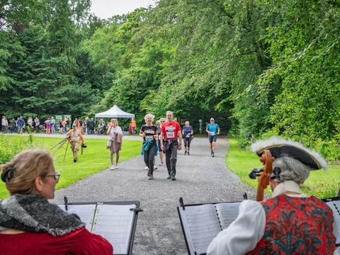 De 723 deelnemers en meer dan zestig helpers brachten tijdens de vierde Schil Urban Trail samen 1.446 euro bijeen voor Stop Longkanker.