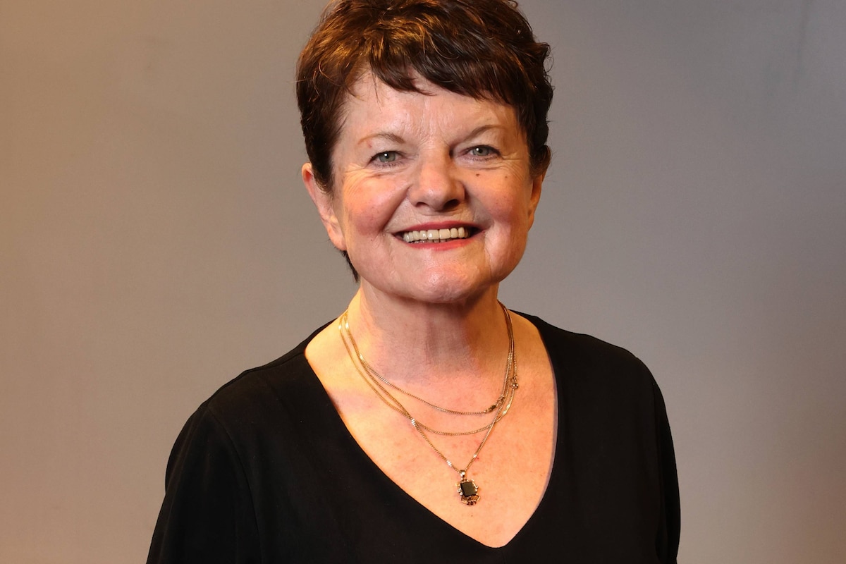 Janine Bischops (83) reageert nu ze onterecht wordt doodverklaard op sociale  media: “Ik ben zo gezond als een vis!” | Showbizz | HLN.be