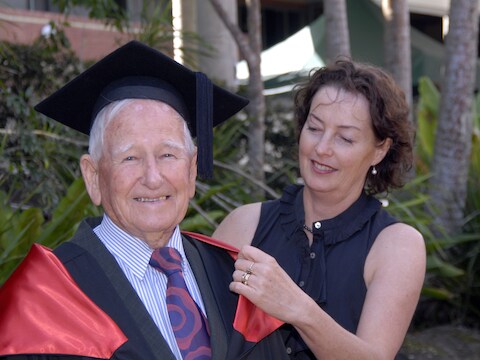 Allan Stewart (97) met een van zijn professoren.