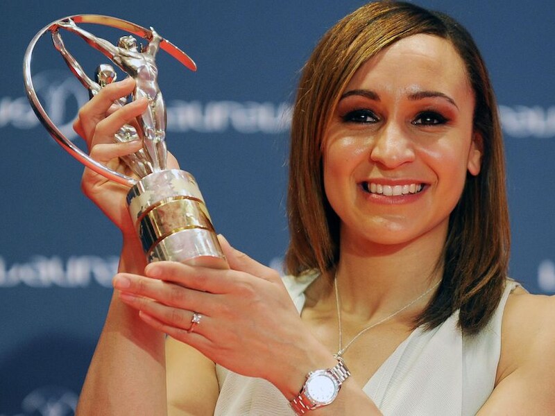 Jessica Ennis pronkt met haar Laureus-trofee als Sportvrouw van het Jaar.