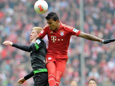 De Bruyne in duel met Luiz Gustavo van Bayern München.