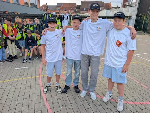 Ewoud, Enes, Daniel en Lars helpen de nieuwkomers van 1T1 verder op weg
