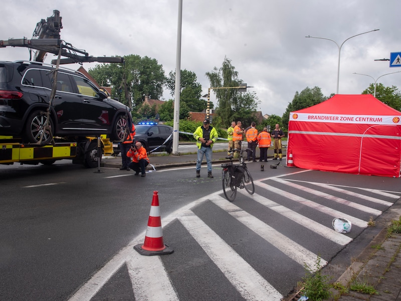 De fietser dwarste de Kanaalstraat (R4) tussen de Emiel Caluslaan en de Koning Albertlaan in Zelzate toen hij werd aangereden.