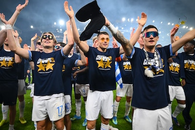 “Vanavond zal er goed gefeest worden”: spelers van Club Brugge in de wolken met 20ste landstitel