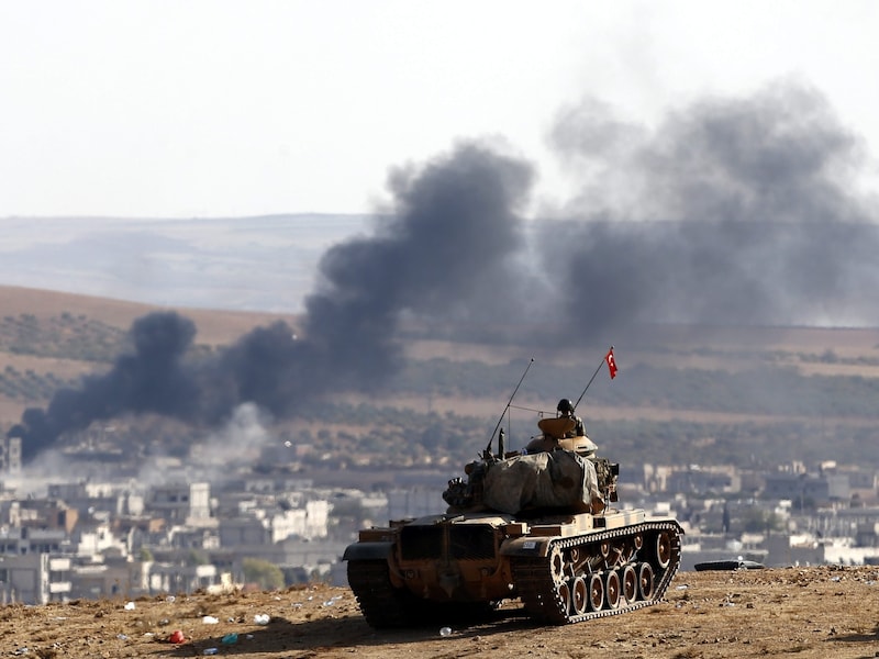 Foto genomen vanuit Turkije toont opstijgende rook na een luchtaanval tegen IS-milities in het westen van Kobane.