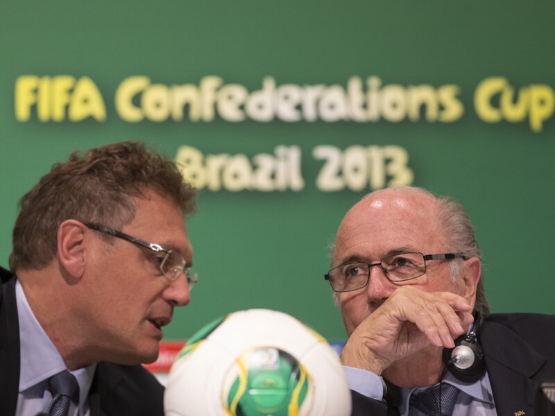 Secretaris-generaal van de FIFA Jerôme Valcke vrijdag in een onderonsje met voorzitter Joseph Blatter.