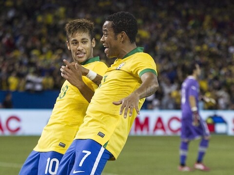 Robinho (rechts) viert zijn goal met Neymar.