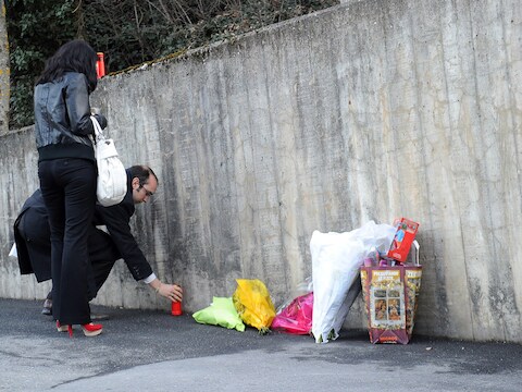 Mensen brengen bloemen en kaarsen naar het mortuarium in Sion.