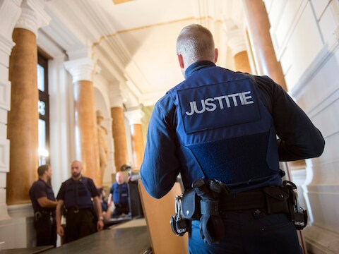 Het proces liep vertraging op door een personeelsvergadering van het Veiligheidskorps.