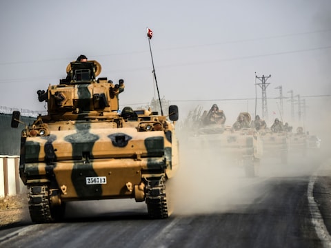 Turkse tanks aan de grens met Syrië.