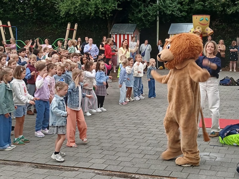 Leerlingen van Immaculata in Oostmalle dansen nieuw schooljaar in met mascotte Simba
