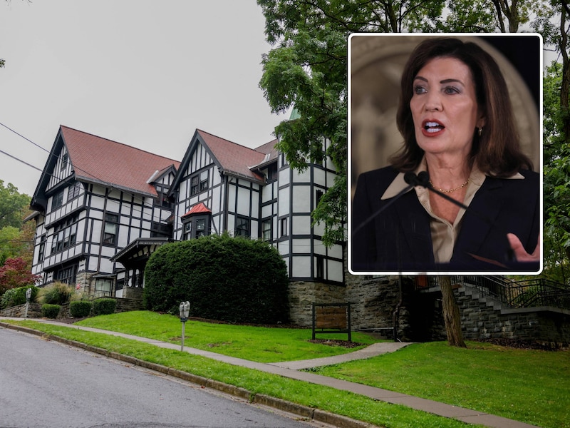 Chi Phi studentenvereniginghuis aan Cornell (inzet: Kathy Hochul)