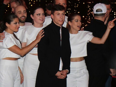 Loïc Nottet en de achtergrondzangeressen vieren in de Green Room.