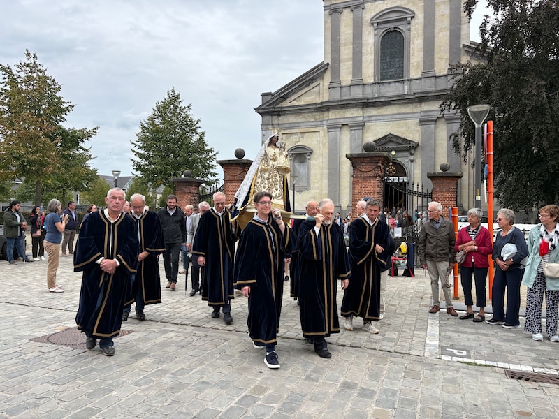 IN BEELD. Honderden inwoners volgen Mariabeeld door de straten van Nazareth