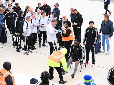 Terwijl Jeremy Doku gecontroleerd werd, moesten de andere leden van delegatie zonder jas wachten op het tarmac van de luchthaven in Atlanta.