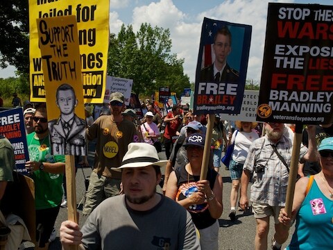 Betogers protesteren tegen de rechtszaak Bradley Manning.