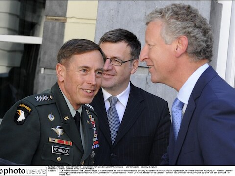 David Petraeus met Pieter De Crem.