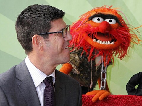 Rich Ross samen met de Muppets.