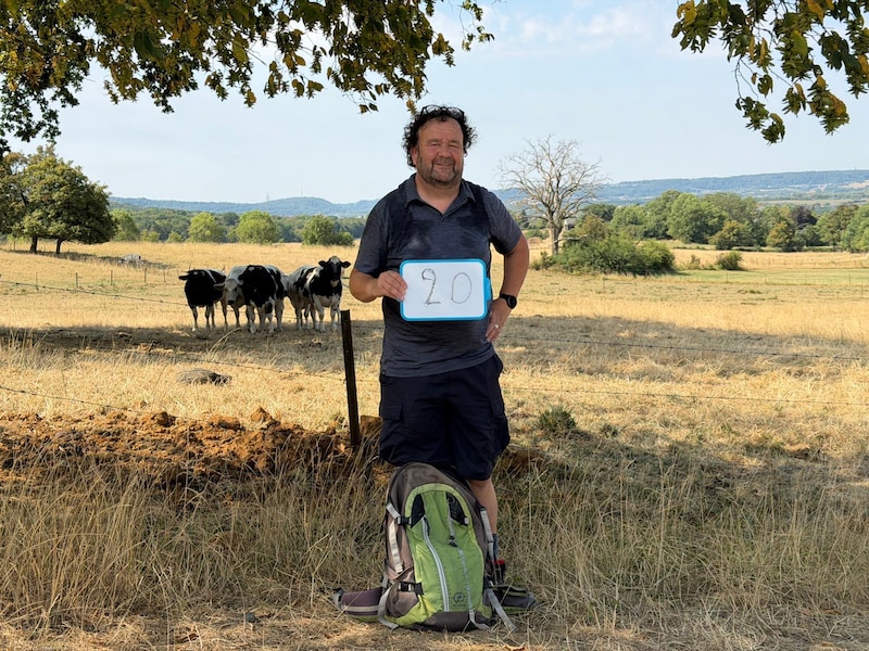 Steven Terlaeken op wandel in Wallonië. Het cijfer op het bordje geeft aan hoeveel gemeenten Steven op dat moment nog had af te vinken. Binnenkort zal hij in alle (565) Belgische meenten hebben gewandeld.