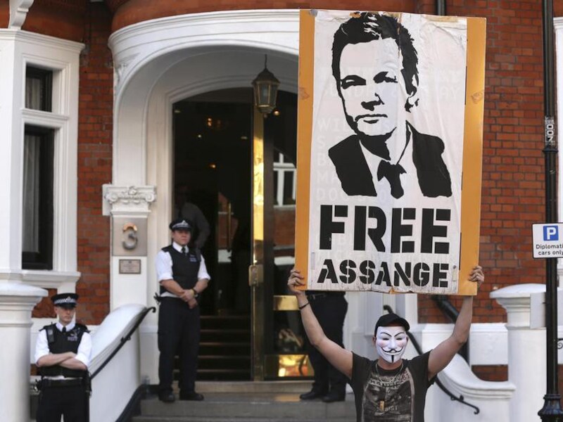 Protest bij de Ecuadoraanse ambassade in Londen.