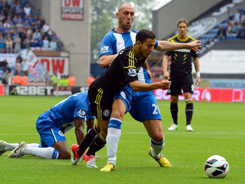 Hazard gaat in de zevende minuut over het been van Ramis: penalty en 0-2 voor Chelsea.