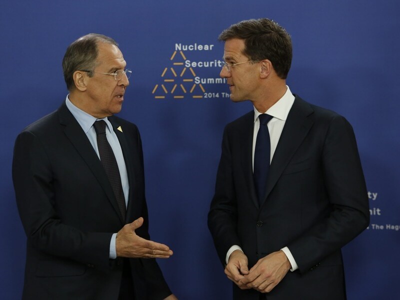 De Russische minister van Buitenlandse Zaken Lavrov ontmoet premier Rutte op de NSS-top in Den Haag.