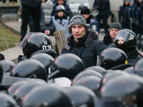 Klitsjko spreekt de oproerpolitie toe.