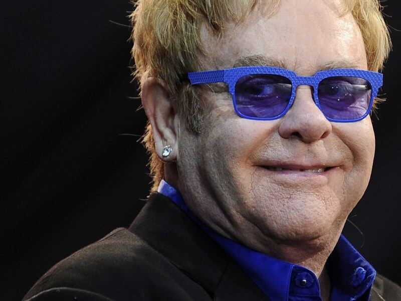 Sir Elton John tijdens zijn concert in Saint-Laurent-sur-Sevre.