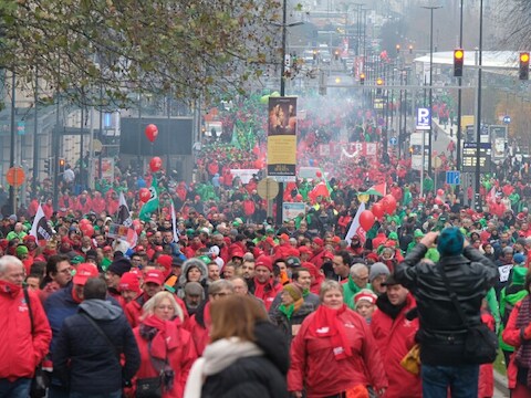 De christelijke en socialistische vakbonden organiseren vandaag een betoging tegen de pensioenplannen van de regering.