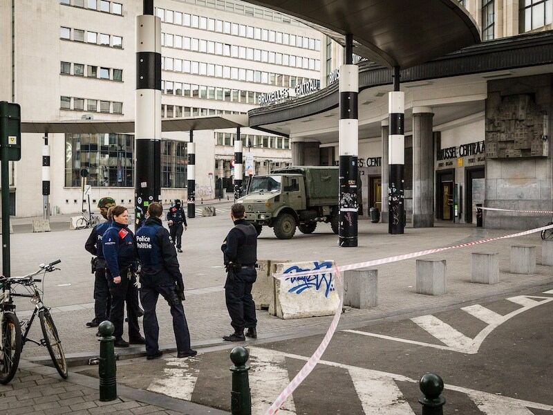 Politie bewaakt het centraal station in Brussel na de aanslagen van dinsdag.