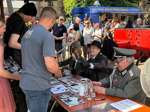 Herr Flick, Helga en Lieutenant Gruber lokken massa volk naar stoomtrein in  Maldegem: “Dit is pure nostalgie” | Regio | HLN.be