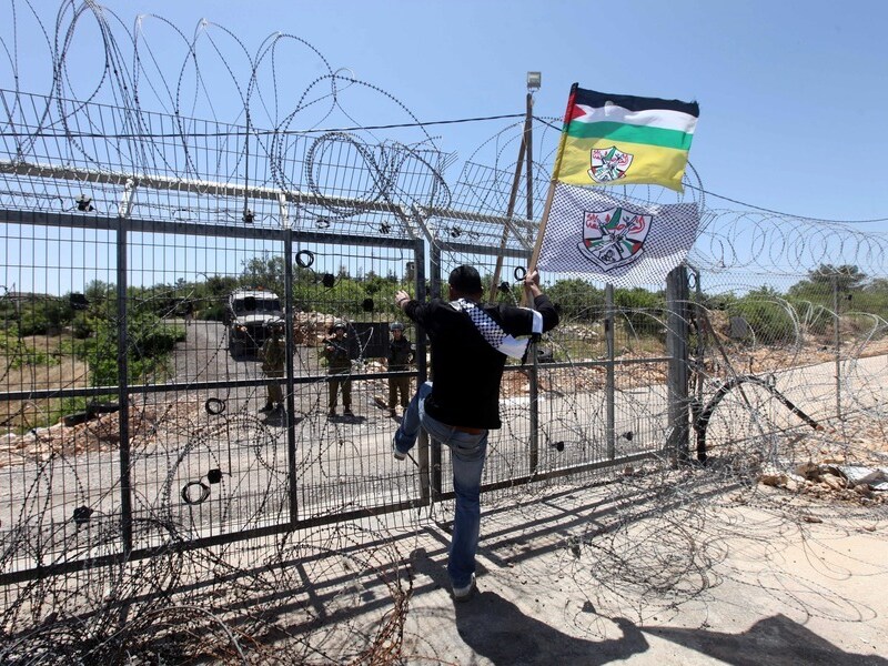 Een Palestijn protesteert tegen het bezetten van land op de Westover