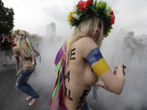 Voor de wedstrijd in Warschau van Polen tegen Griekenland protesteerden de Femen-activistes vorige vrijdag al naakt.
