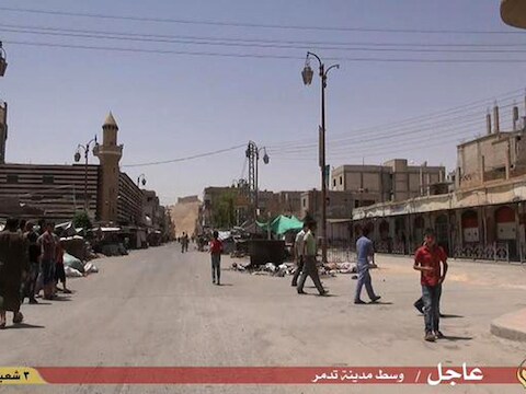 Beeld uit een video van de jihadistische mediagroep Welayat Homs toont naar hun zeggen mensen in de straten van Palmyra na de inname van de stad door IS.