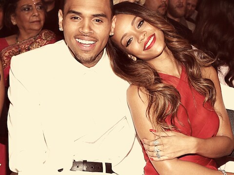 Brown en Rihanna tijdens de Grammy's. Toen ze een sms naar Drake stuurde, sloeg de stemming om.