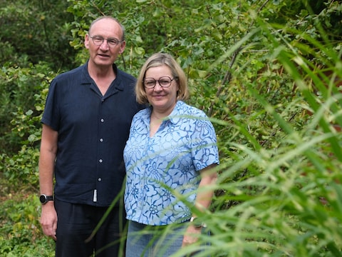 Burgemeester Jan Seynhaeve en zijn partner Isabelle Dekeyzer, gefotografeerd bij hen thuis in de tuin. 