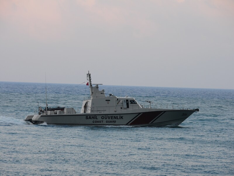 Een Turks schip tijdens de zoektocht naar de straaljager die vorige vrijdag door Syrië werd neergehaald.