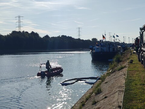 Hulpdiensten ruimen het olielek op het Albertkanaal in Olen op.