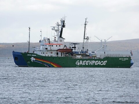 Het Greenpeace-schip 'Arctic Sunrise' werd geënterd door de Russische kustwacht.