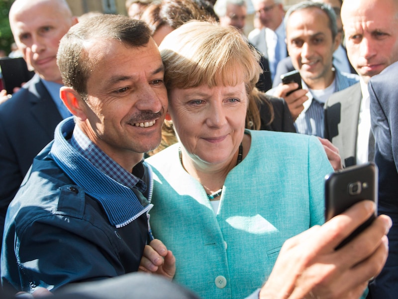 10 september 2015: Bondskanselier Angela Merkel poseert voor een selfie met een vluchteling in een opvangcenturm in Berlijn.