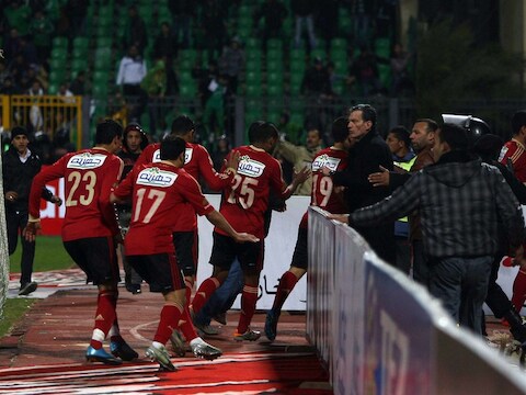 De spelers van Al-Ahly vluchten de catacomben in.