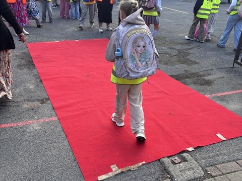 Eerste dag in het 2de leerjaar begon voor Julia met de rode loper