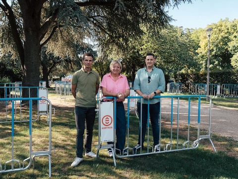 (vlnr) COO Jelle Brulez van KV Kortrijk, N-VA-schepen Trui Steenhoudt en N-VA-kabinetschef Jean-Baptiste Tobler bij de fietsparking aan de Moorseelsestraat, tegenover het Kouterplein.